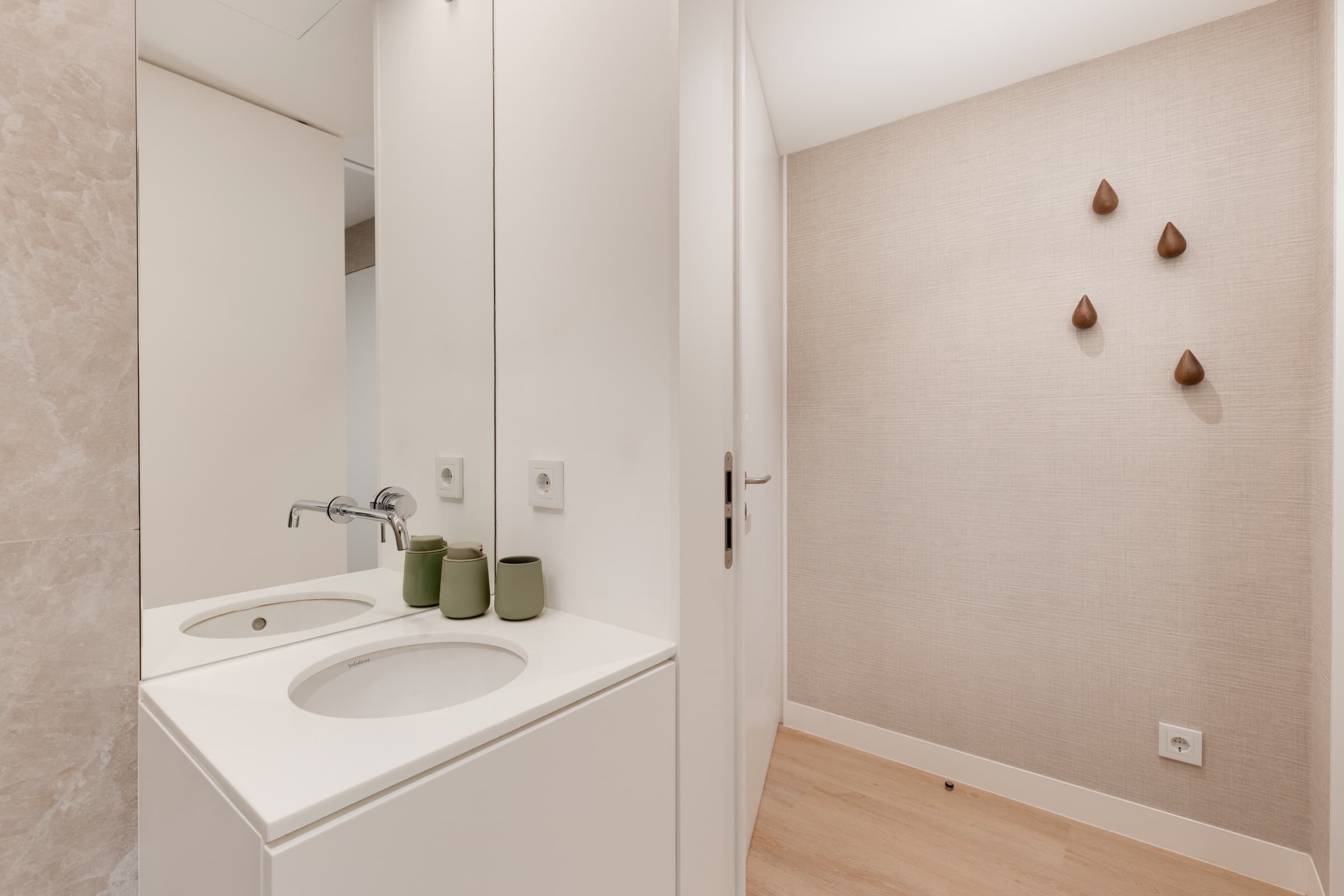 Bathroom — Nanoglass countertop · Valadares sanitaryware